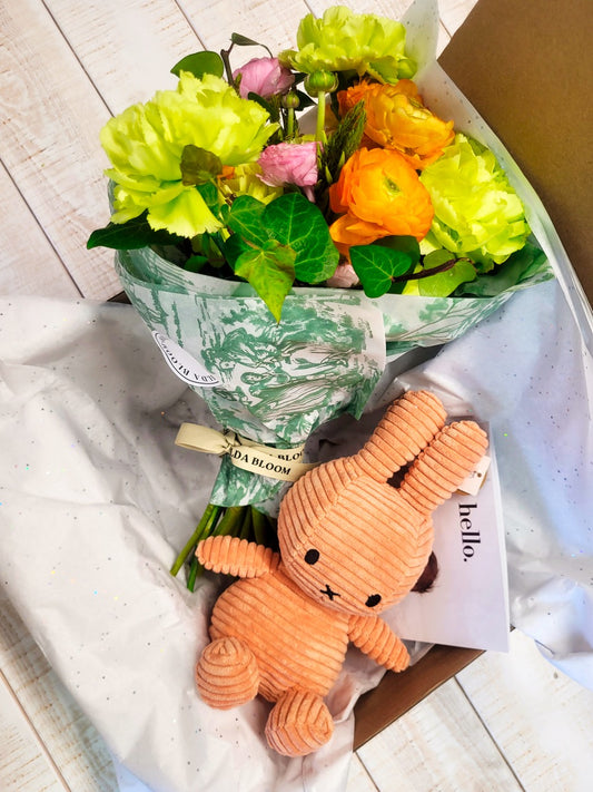 Canastilla con flores y peluche salmón
