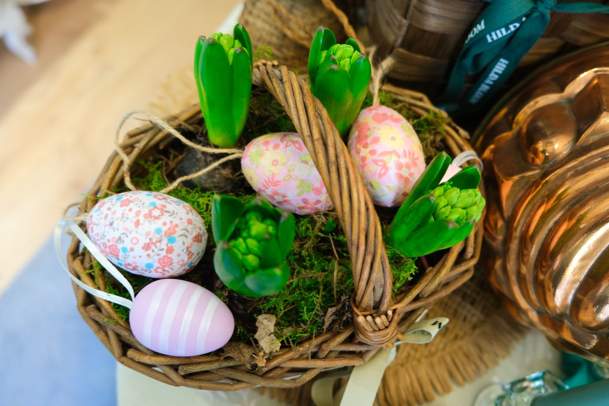 Cestita con bulbos y huevos de pascua (Copia)
