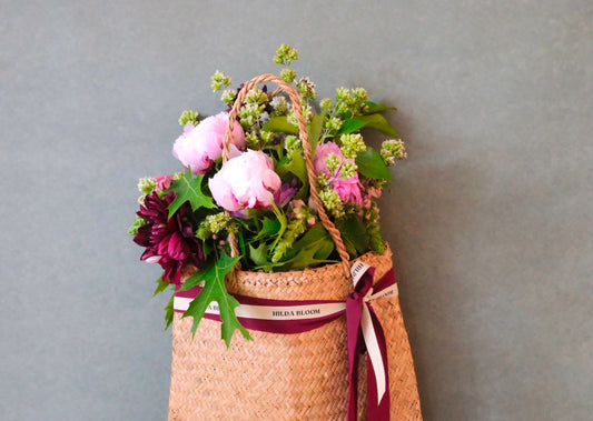 Cesta de mimbre con flores
