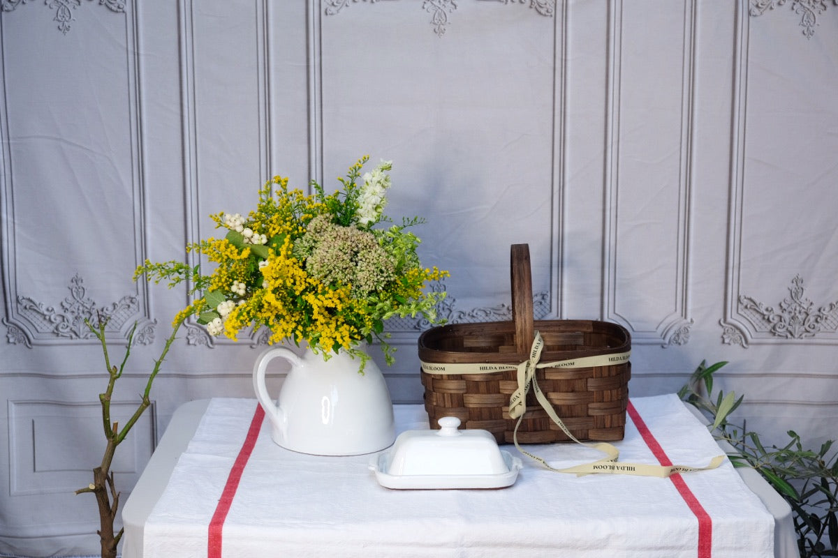 Cesta de castaño con flores